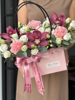 Утонченное сочетание цимбидиума, диантуса, эустомы и эвкалипта в лаконичной композиции от Флора Маркет