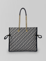 Сумка квадратной формы плоская с логотипом и золотыми ручками