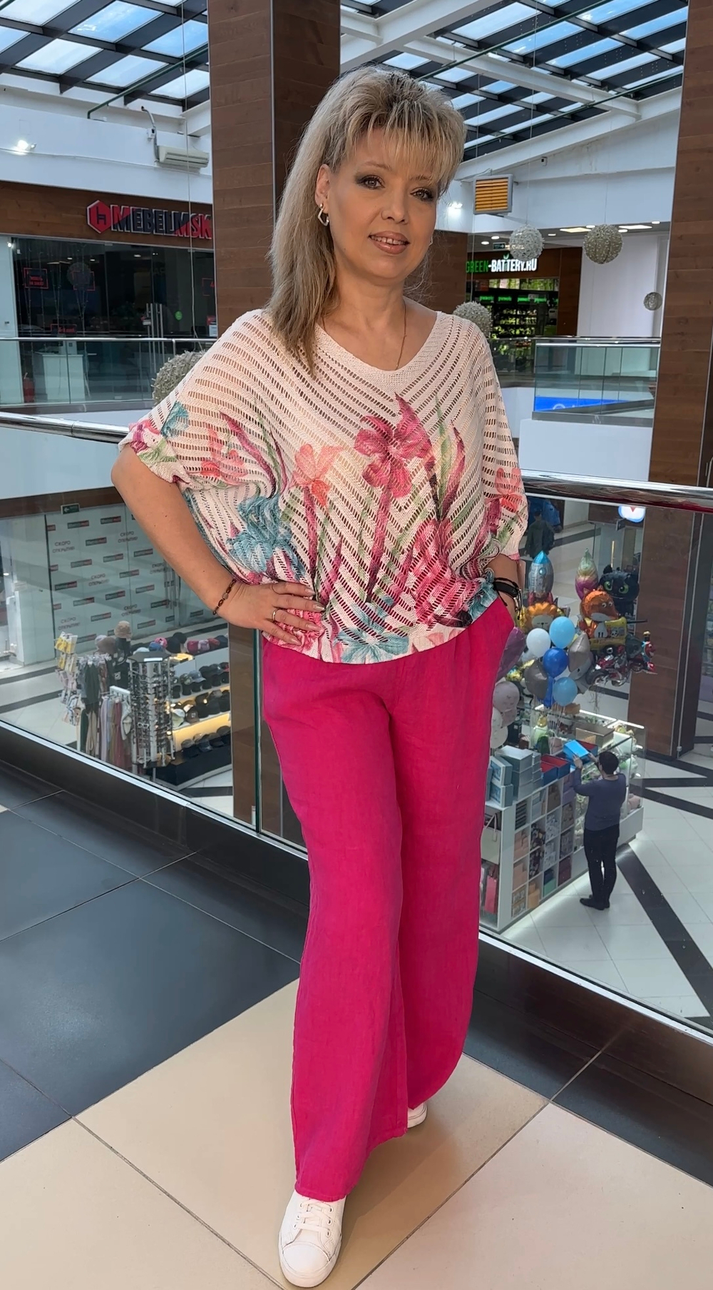 Яркий трикотажный блузон с перфорацией