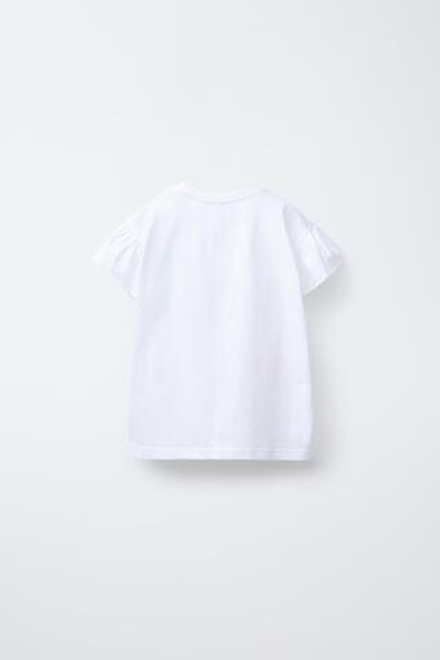 ZARA ФУТБОЛКА С ПРИНТОМ И ВОЛАНАМИ, БЕЛЫЙ