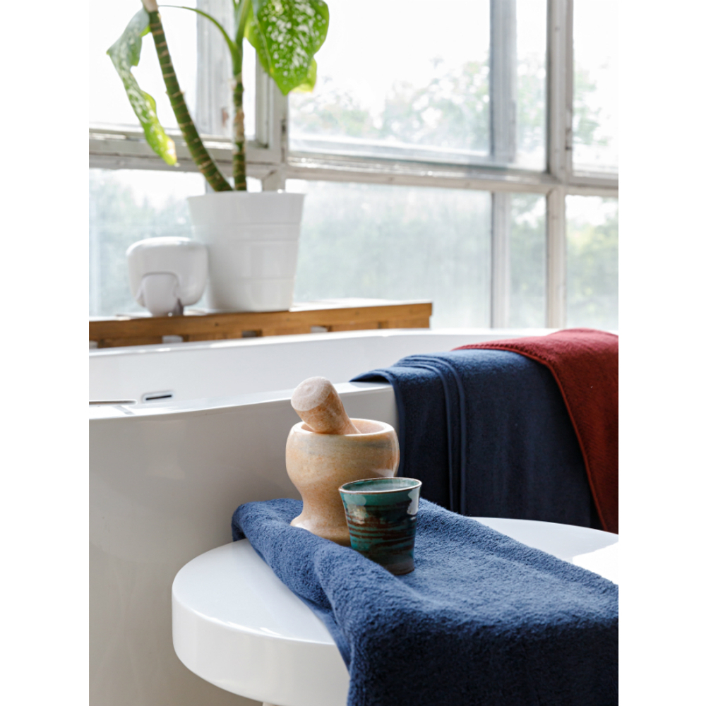 Полотенце банное темно-синего цвета из коллекции essential, 70х140 см