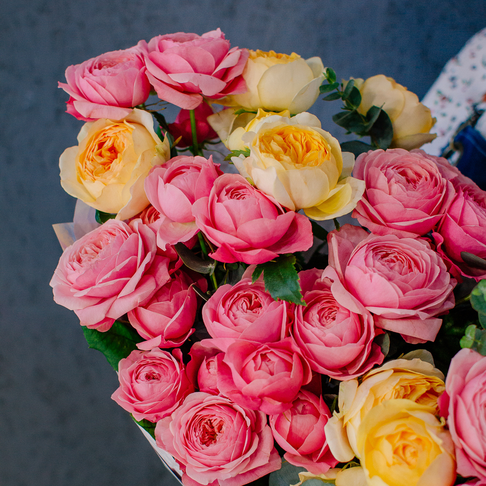 144. Акварельный букет-микс из кустовых пионовидных роз