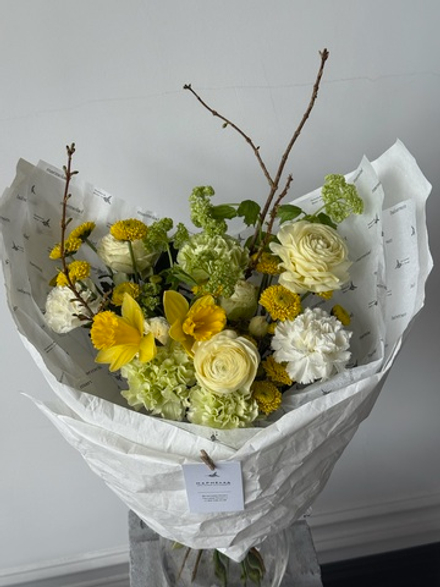 Букет из кустовых пионовидных роз, ранункулюсов, нарциссов, вибурнума и форзиции