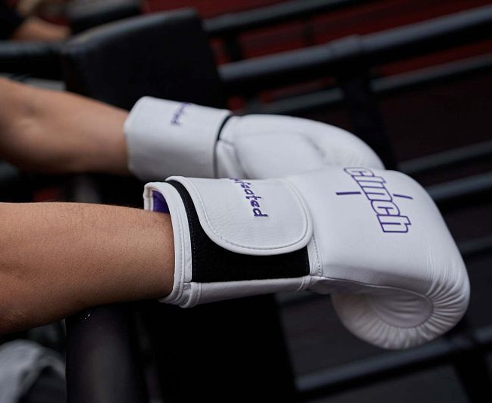 Перчатки боксерские Clinch Undefeated белые C161