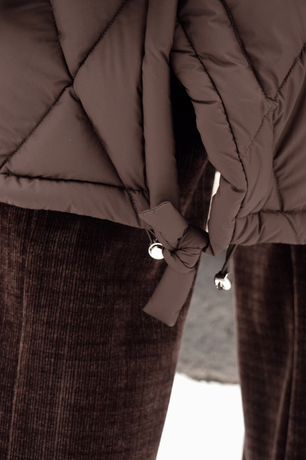 Пуховик средней длины с карманами