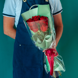 Букет из 5 красных роз Эквадор в оформлении