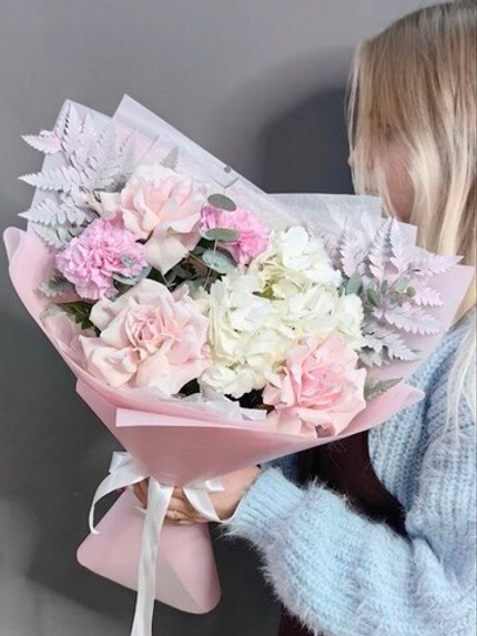 Авторский букет с розовыми французскими розами