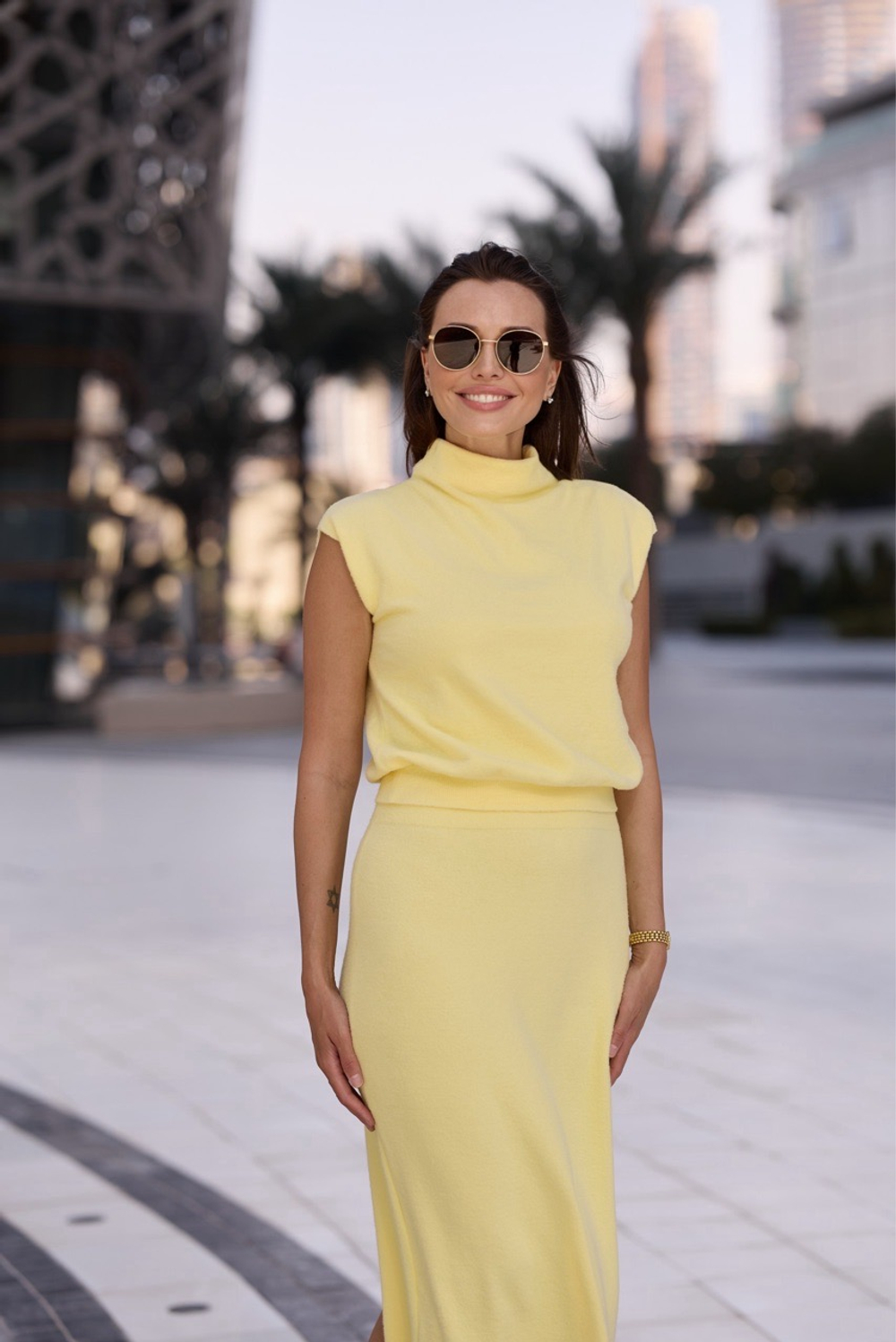 трикотажный топ в желтом цвете