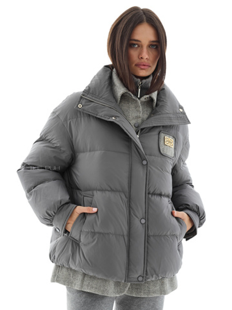 Серый пуховик с комбинированной рубашкой