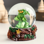 Сувенир полистоун водяной шар "Зелёный дракон на пенёчке с шишками"  7,3х7х8,5 см