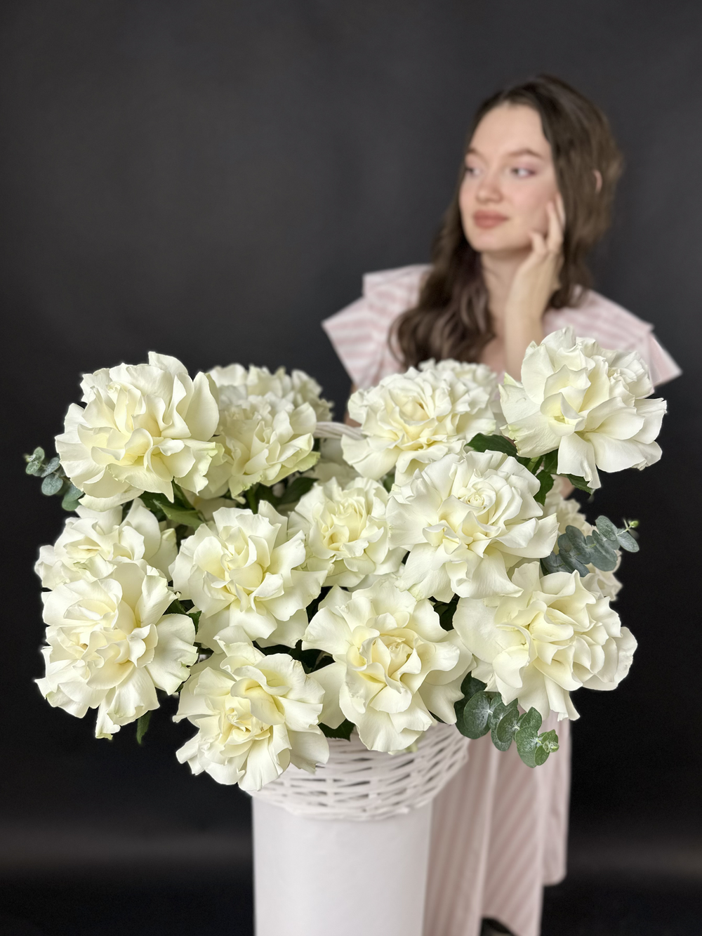 Букет из 25 белых французских роз в корзине