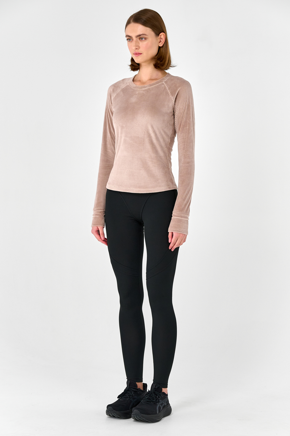 Лонгслив велюровый приталенный с чашками