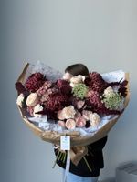 Букет из хризантемы бигуди, кустовых пионовидных роз, гортензии, амми и диантусов
