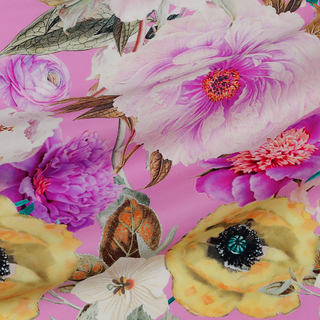 Шёлковый сатин с цветочным мотивом на нежно-розовом фоне