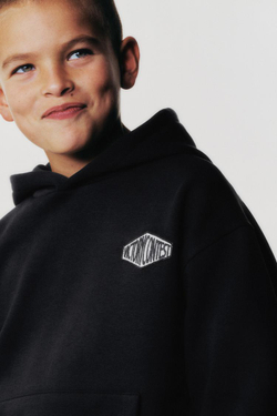 ZARA КОМПЛЕКТ ИЗ ТОЛСТОВКИ И БРЮК-ДЖОГГЕРОВ С НАШИВКОЙ, АНТРАЦИТОВО-СЕРЫЙ