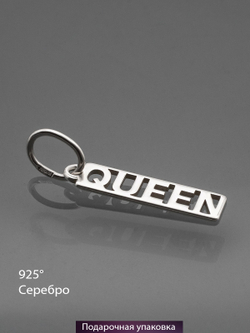 Фото серебряной подвески кулона QUEEN ручной работы на тёмном фоне