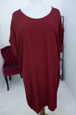 Платье FAME простого кроя, но сложного оттенка, визуально 46-48 размер