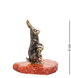 AM-1810 Фигурка «Заяц с морковкой» (латунь, янтарь)