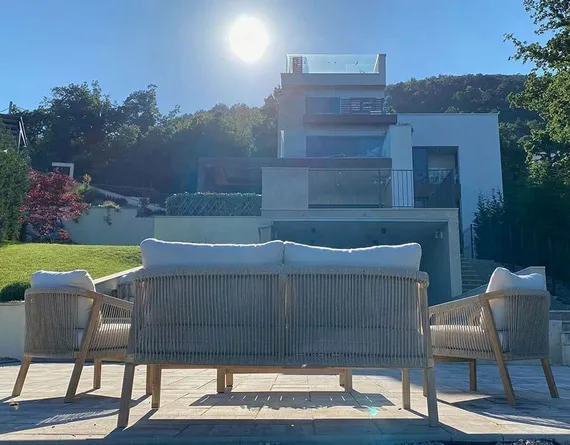 Комплект уличной мебели Ravona из массива акации, 2-местный диван, 2 кресла, столик