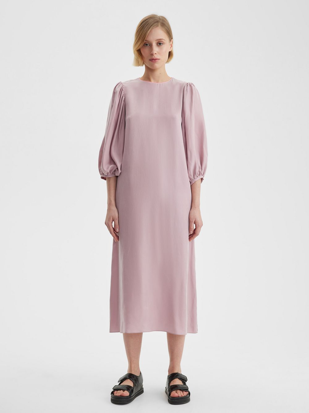 Платье с пышными рукавами цвета пудры