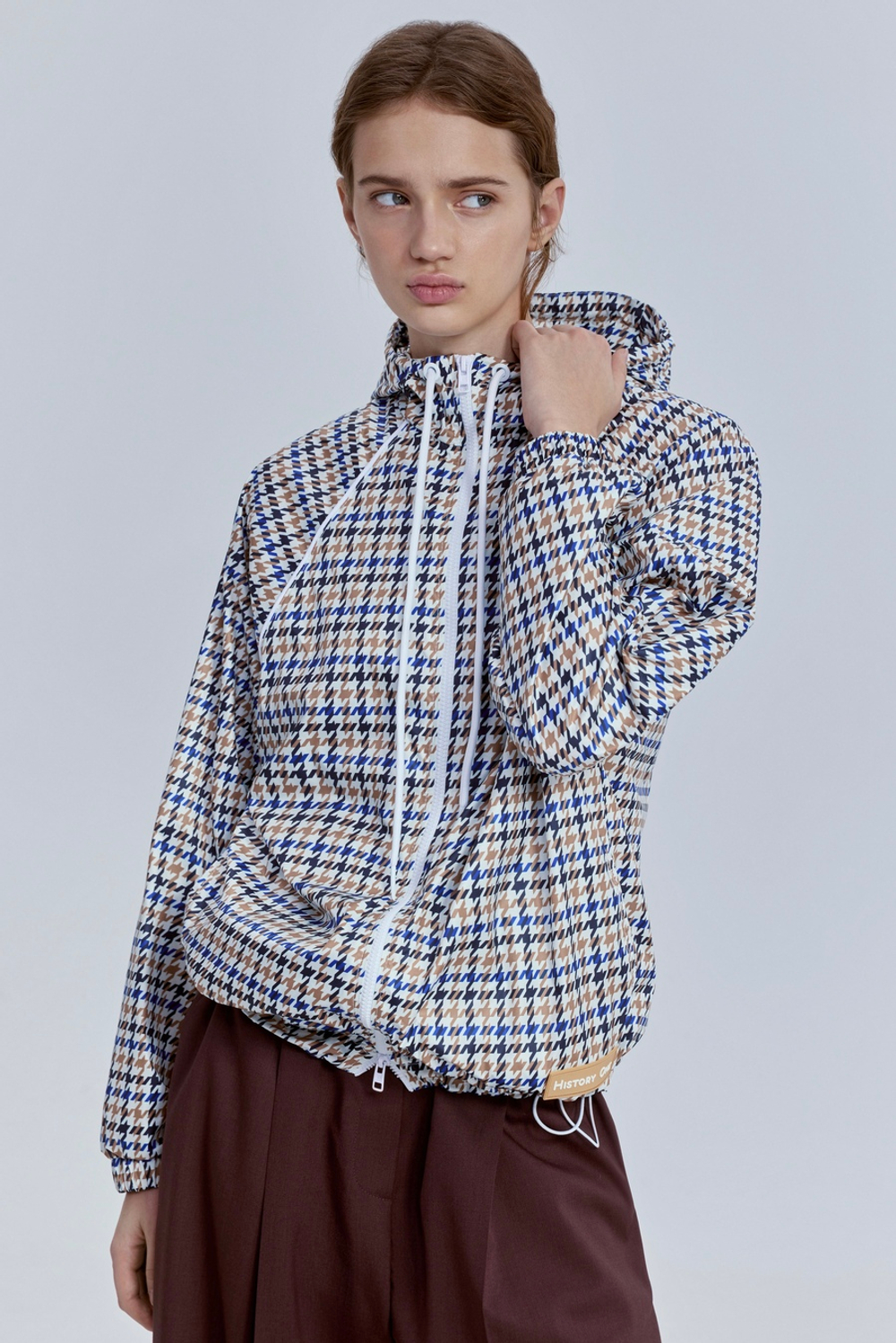 Ветровка с принтом "гусиная лапка" и капюшоном