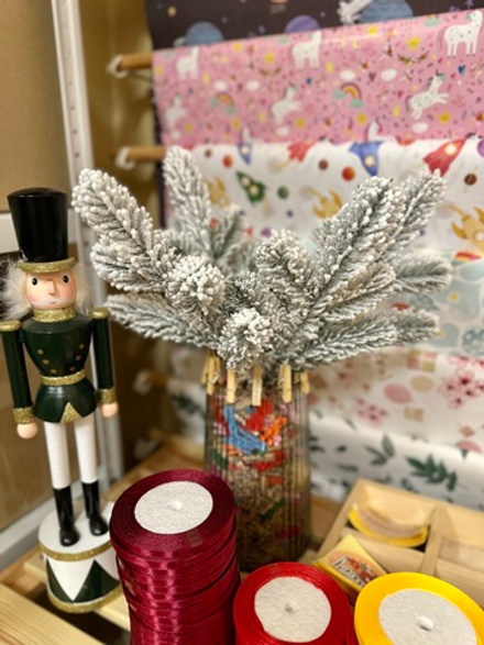 Ветка еловая заснеженная зеленая 5 ответвлений 30 см