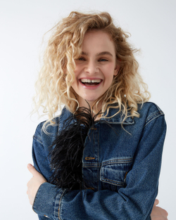 Джинсовая куртка с перьями