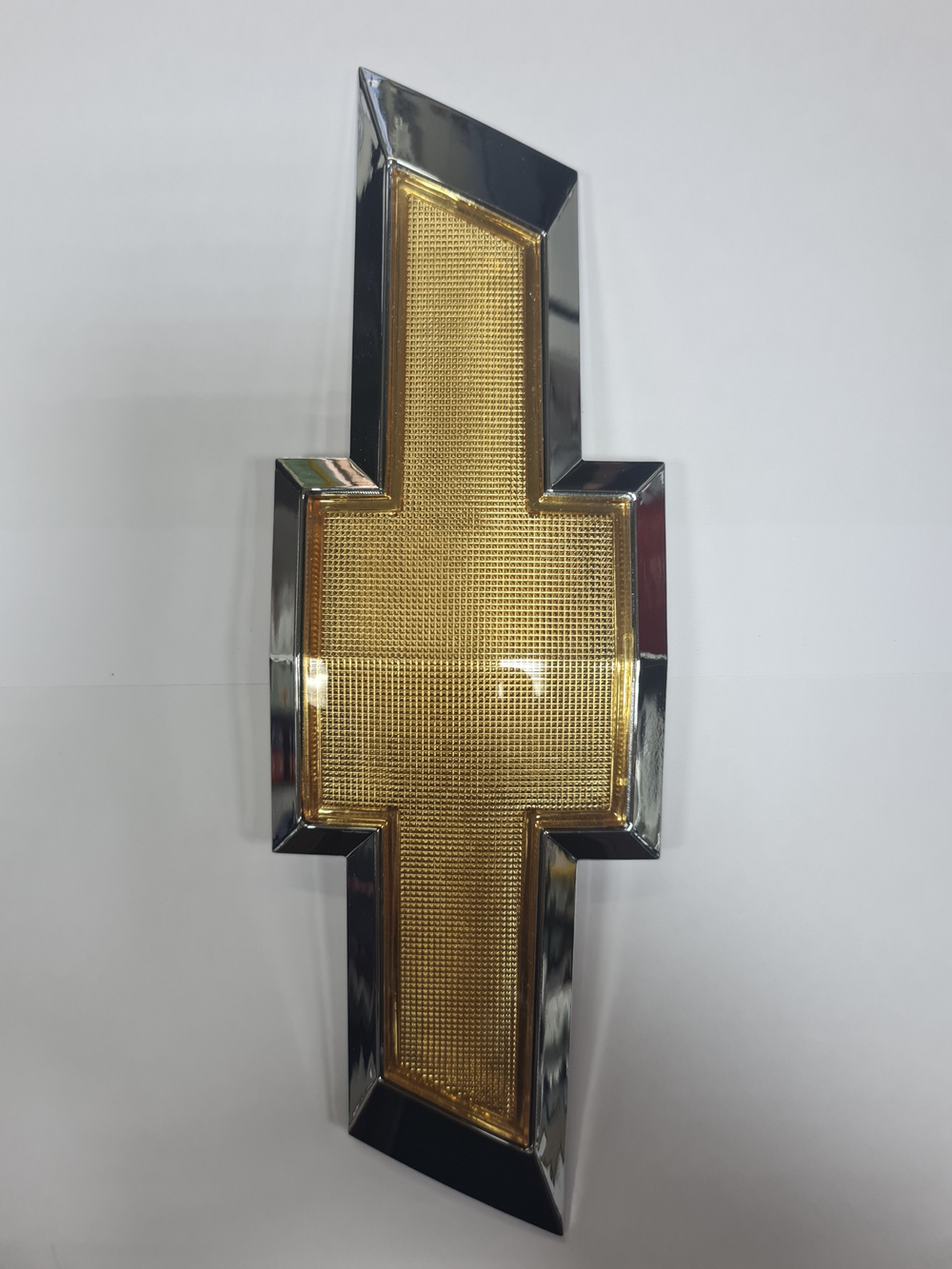 Эмблема передняя Шевроле Кобальт желтая