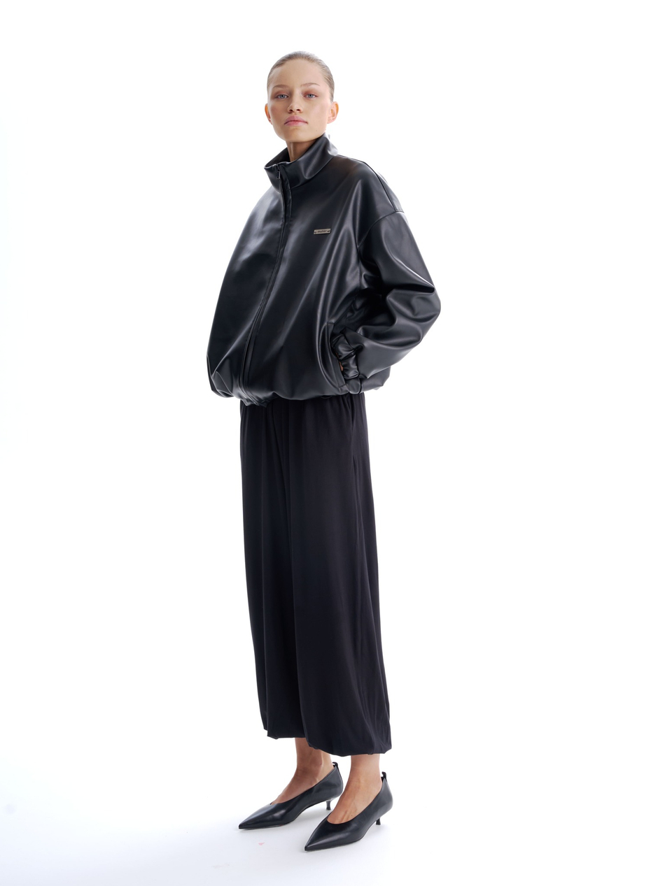 Бомбер из экокожи черный