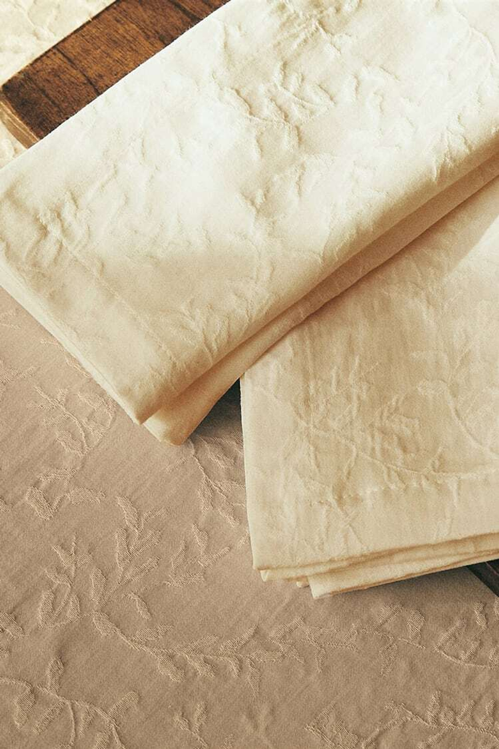 ZARA HOME САЛФЕТКА С ЖАККАРДОВЫМ РИСУНКОМ В ВИДЕ ЛИСТЬЕВ (КОМПЛЕКТ ИЗ 2 ПРЕДМЕТОВ), СВЕТЛО-БЕЖЕВЫЙ