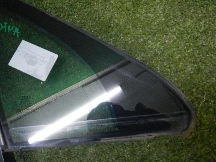 Форточка двери передняя правая Audi Q7 2 (2015-н.в.)