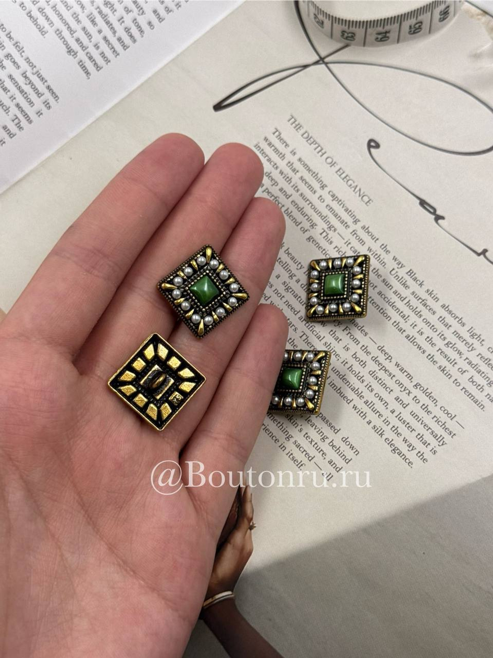 Пуговицы квадратные с жемчугом и зеленой эмалью бронзовые
