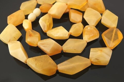 Бусы из натурального матового янтаря ромбы