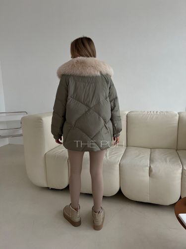 Женский укороченный пуховик с меховым воротником