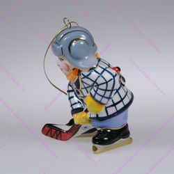 Фарфоровая ёлочная игрушка "Мальчик с клюшкой"