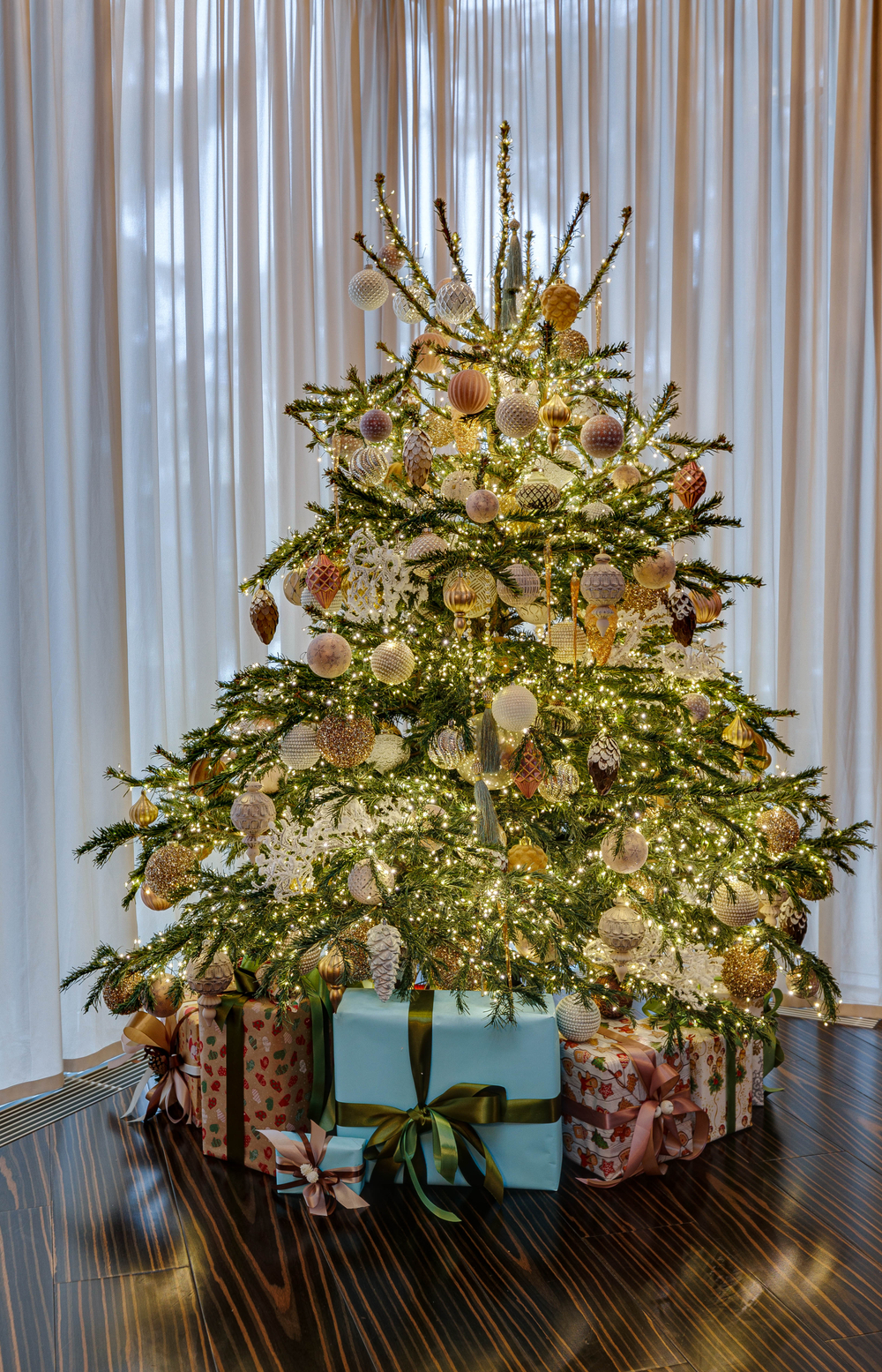 Дизайнерская заснеженная ель "Зимний карнавал"