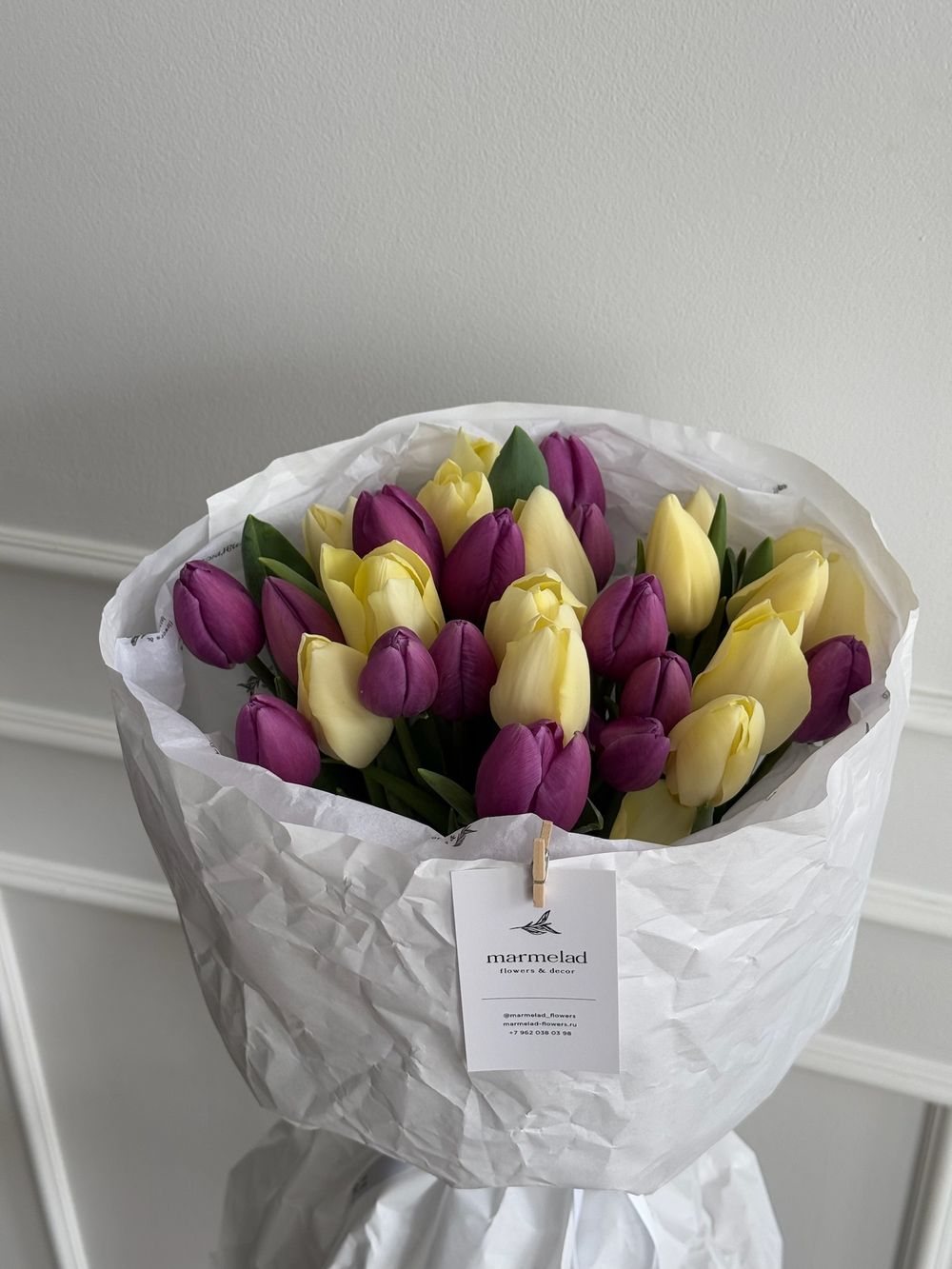 Букет из 31 фиолетового и желтого тюльпана-M