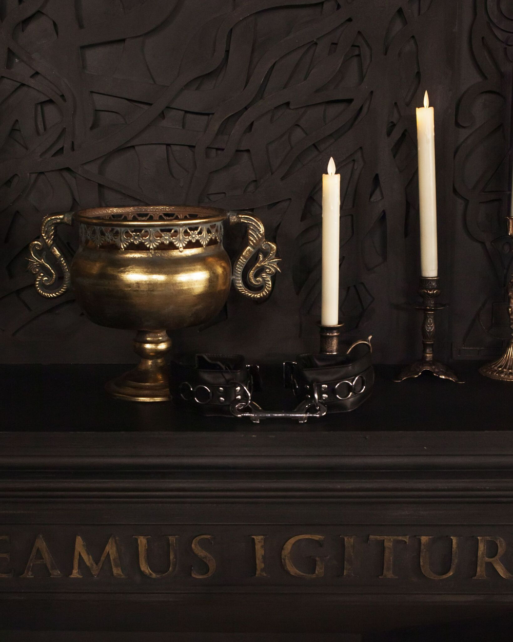 Черные наручники Scandal из натуральной кожи со стальным соединителем (Цвет: черный)