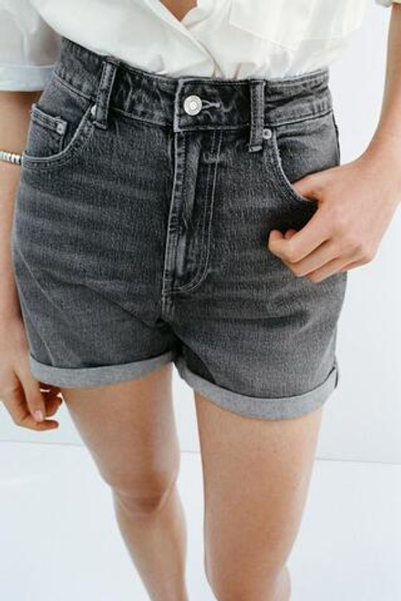ZARA ДЖИНСОВЫЕ ШОРТЫ TRF HIGH-RISE MOM FIT, АНТРАЦИТОВО-СЕРЫЙ