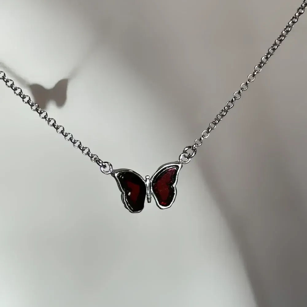 Колье Бабочка с вишневым янтарем