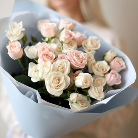 Букет кустовых роз в матовой пленке