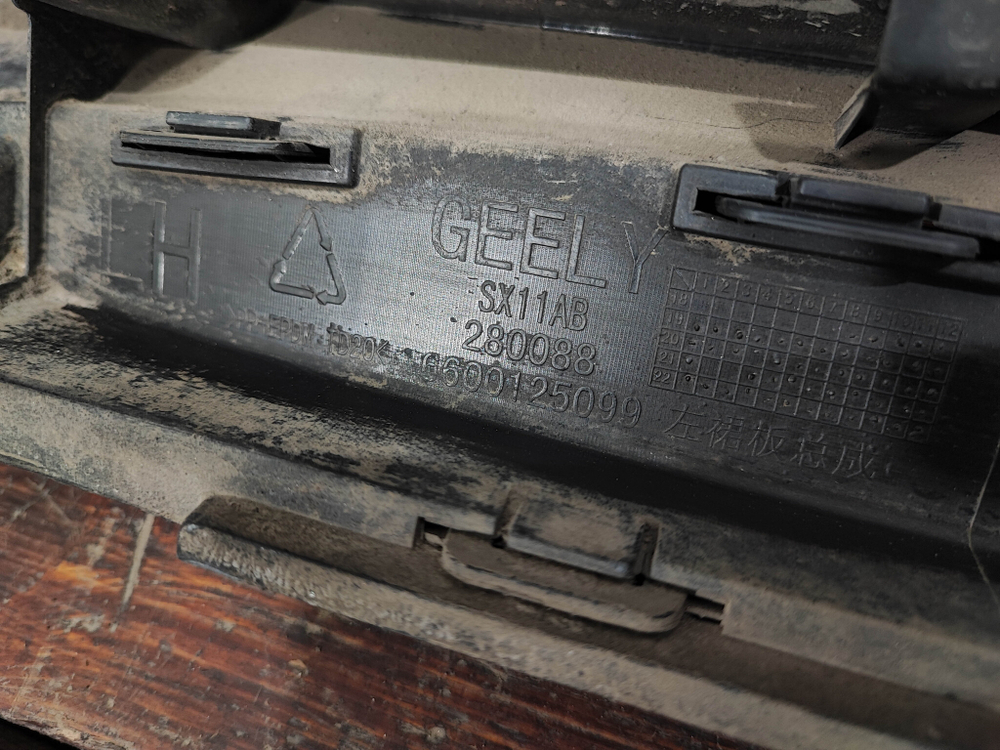Накладка порога левого Geely Coolray 19-нв Б/У Оригинал 6073056100