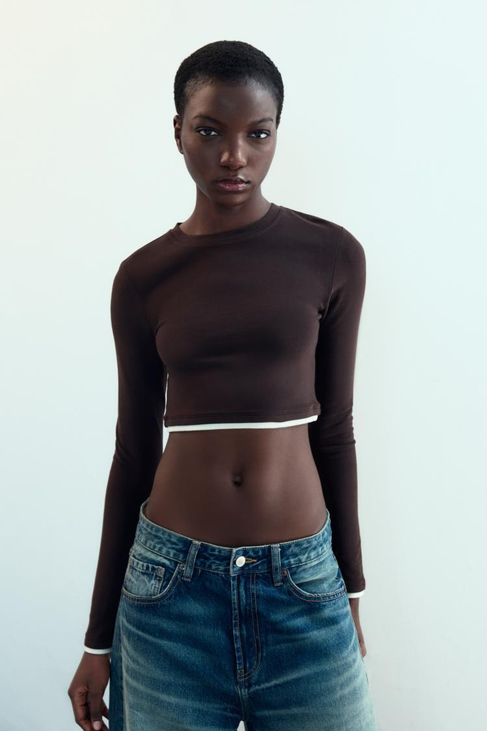 ZARA УКОРОЧЕННАЯ ФУТБОЛКА С ДВОЙНЫМ ЭФФЕКТОМ, КОРИЧНЕВЫЙ