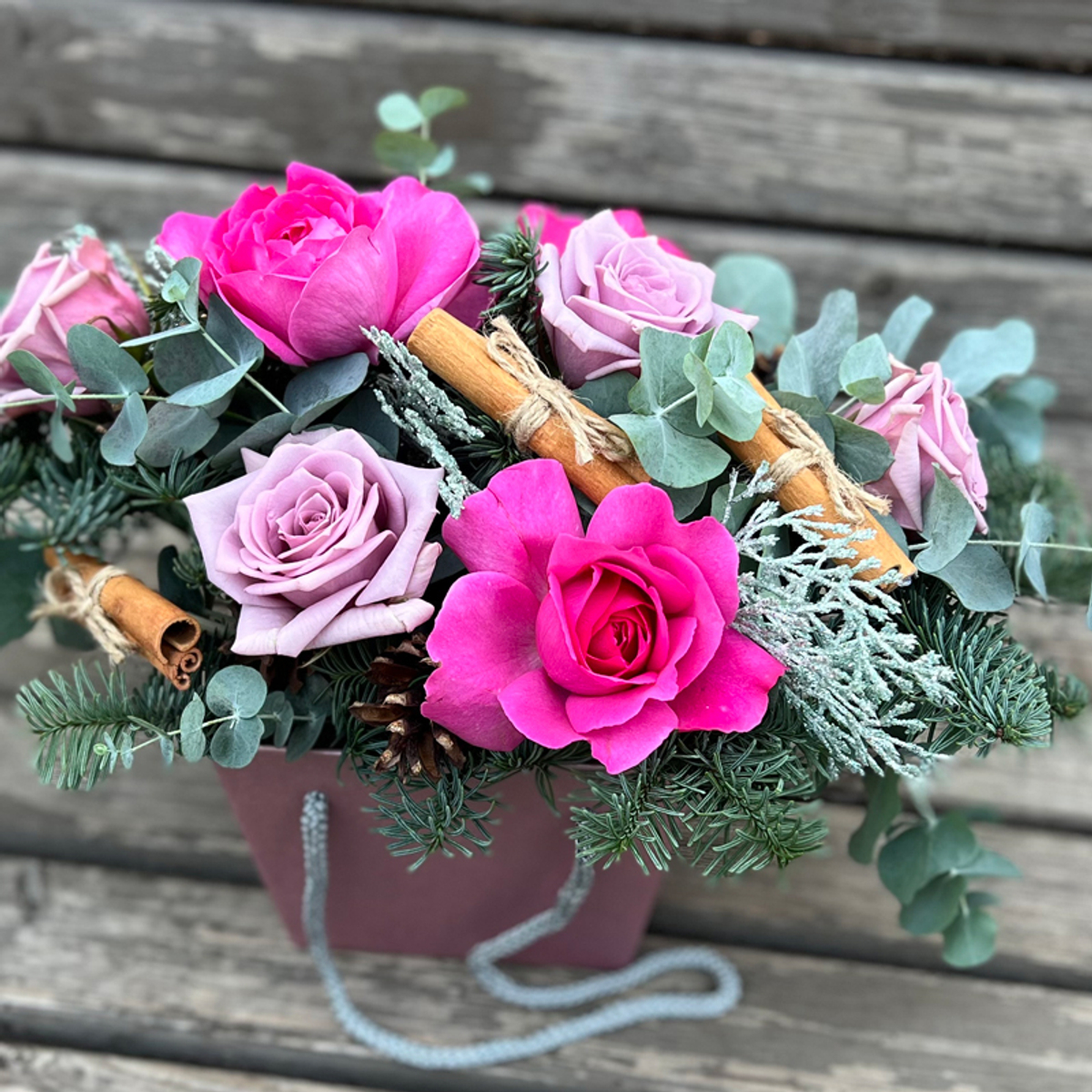 ❄ Изумрудное сияние — новогодняя композиция интерьерных лунных и ароматных пионовидных роз