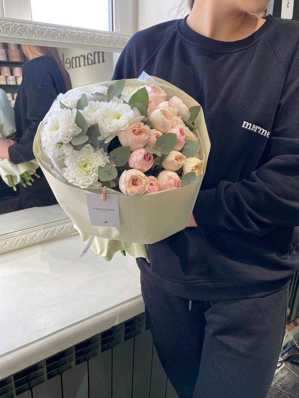 Авторский букет с хризантема, кустовая пионовидная роза и зелень эвкалипта в оформлении