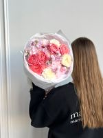 Сборный букет из хризантемы, маттиолы, кустовых пионовидных роз и диантусов роз - размер S