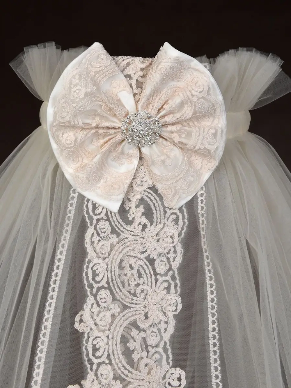 Балдахин с кружевом и брошью "Версаль"