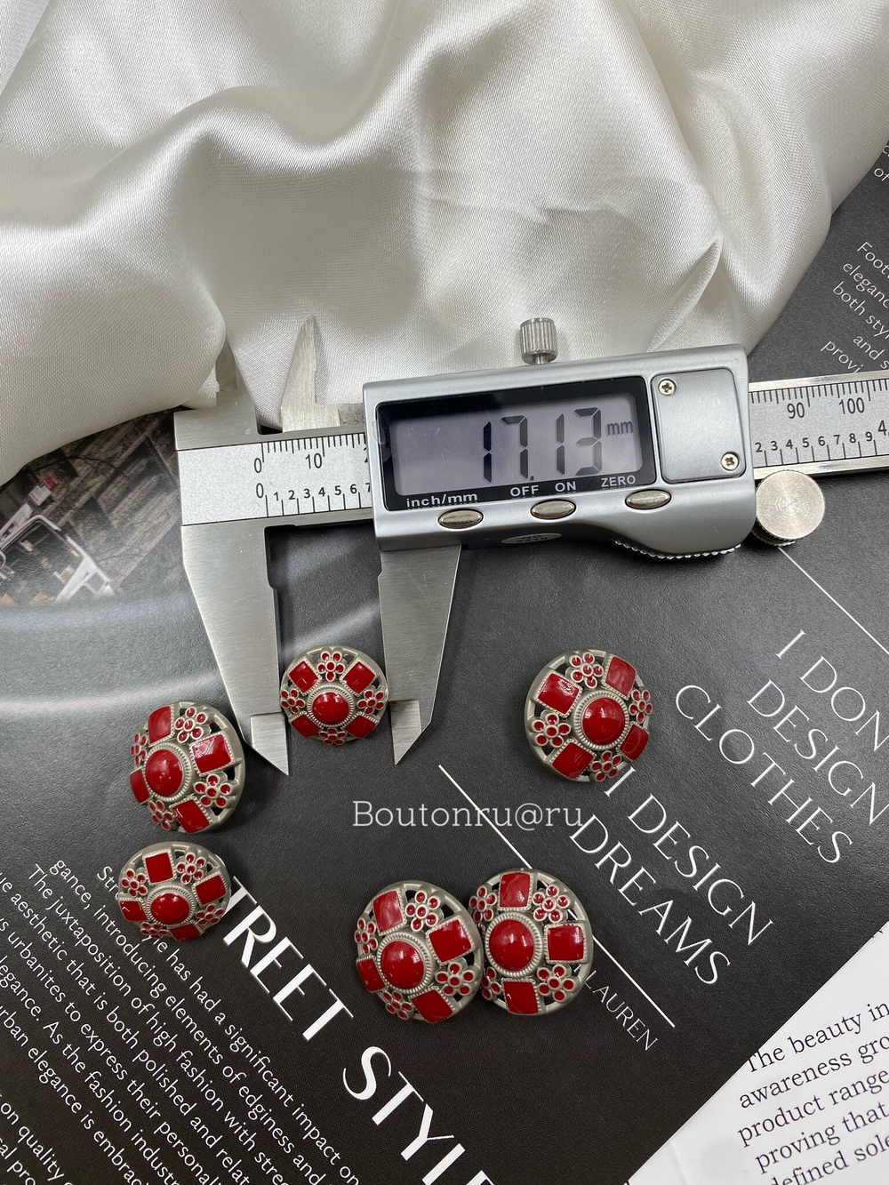 Пуговицы серебристые с квадратными деталями и бордовой эмалью