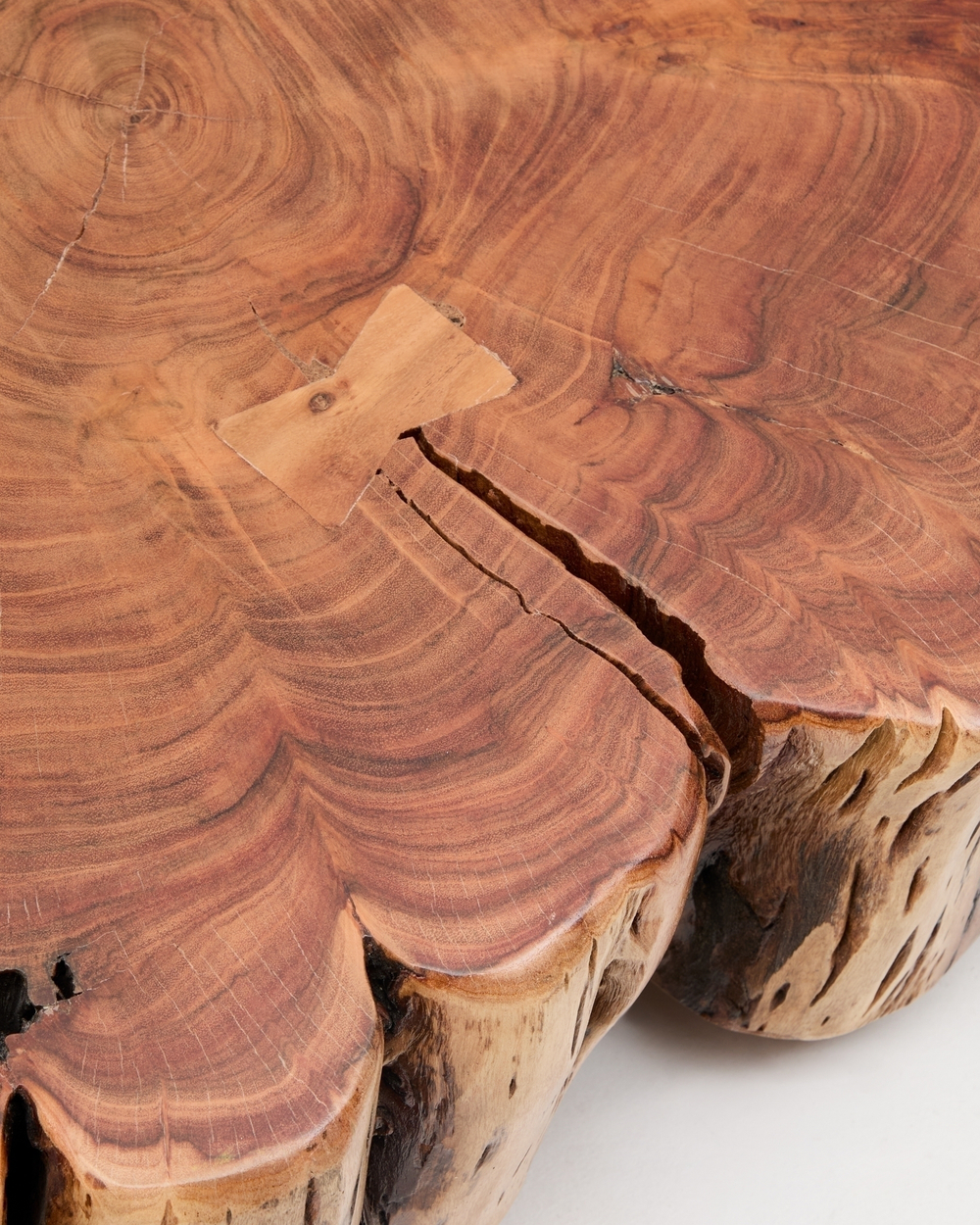 Журнальный столик Tavine из массива акации с выбеленной отделкой, с колесами Ø65 см