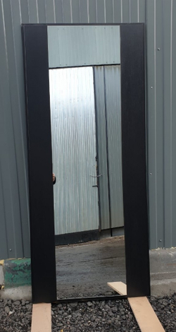 Входная металлическая дверь с зеркалом RеX (РЕКС) 25 кварц черный, фурнитура на квадратной розетке, цвет хром/зеркало СБ-16 венге